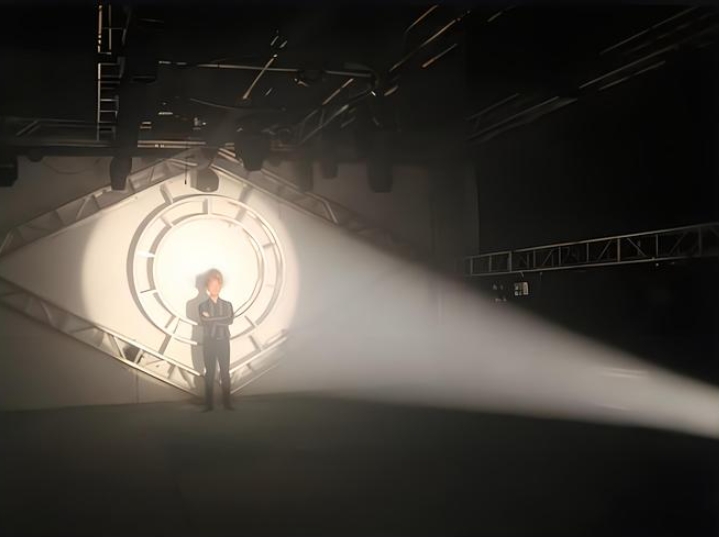 大歌DG-380 追光燈(380W)實(shí)拍效果.jpg