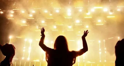 布置舞臺成本低嗎_舞臺布置費(fèi)用預(yù)算_舞臺布置低成本