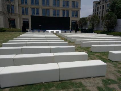 白色長條吐司沙發(fā)