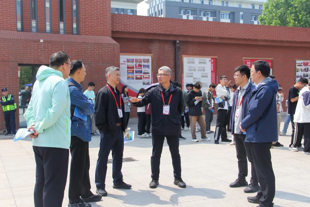 大學(xué)生活動策劃書格式及范文_2025年生涯規(guī)劃教育_大學(xué)生生涯體驗日活動