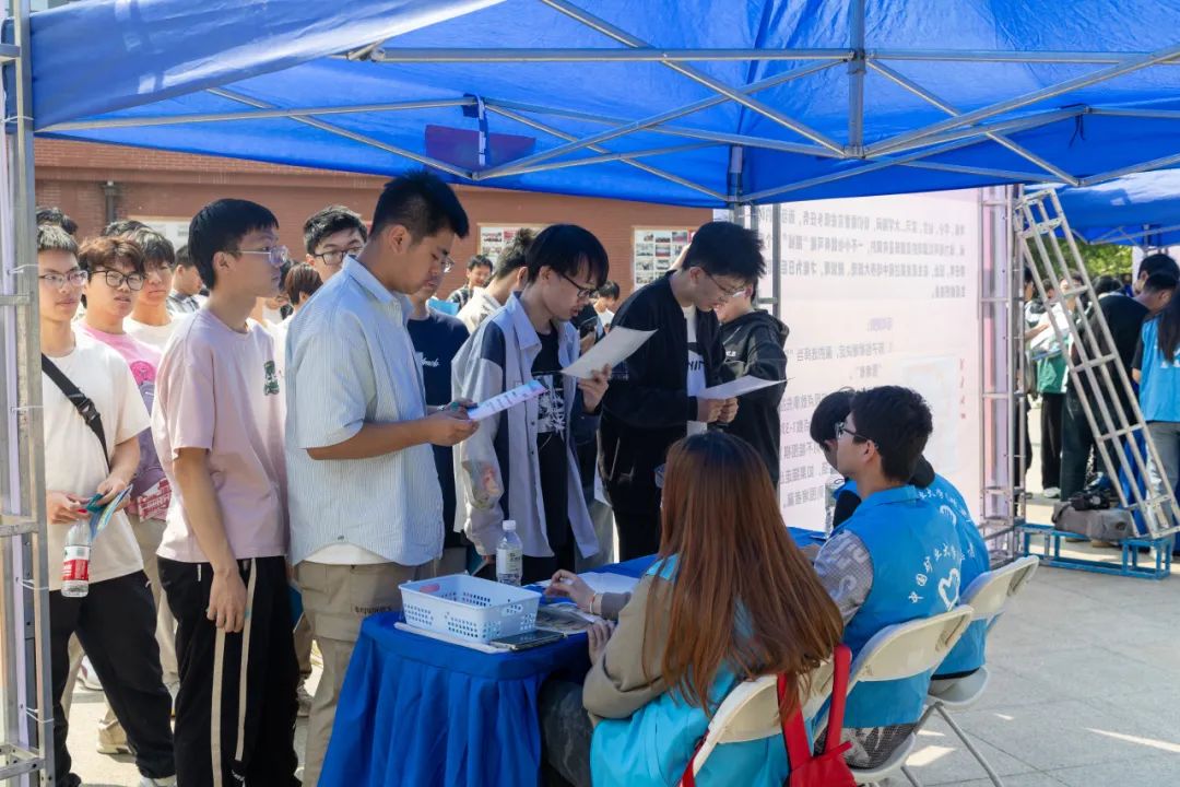 大學(xué)生活動策劃書格式及范文_2025年生涯規(guī)劃教育_大學(xué)生生涯體驗日活動