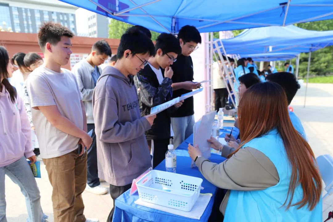 大學(xué)生生涯體驗日活動_大學(xué)生活動策劃書格式及范文_2025年生涯規(guī)劃教育