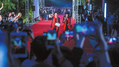 趙薇黃曉明等眾星閃耀北電65周年校慶，紅毯環(huán)節(jié)亮點十足