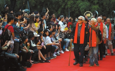 學(xué)生們向電影界的老前輩致敬。