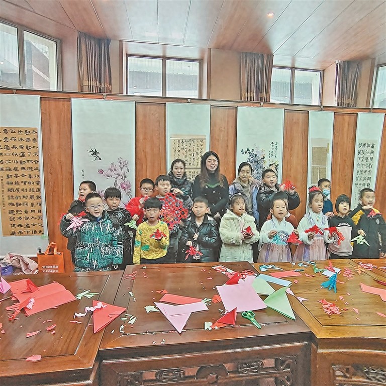 大四學(xué)生隋昕彤：傳授剪紙竅門，投身關(guān)愛(ài)留守兒童公益活動(dòng)