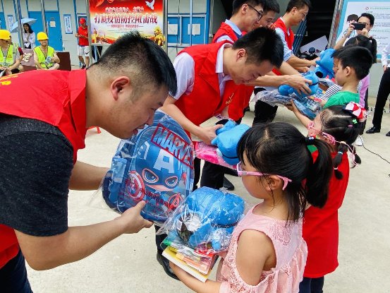 公司六一兒童節(jié)活動_中建五局總承包公司福建分公司六一關(guān)愛送溫暖_承包你的幸福志愿關(guān)愛主題黨日活動